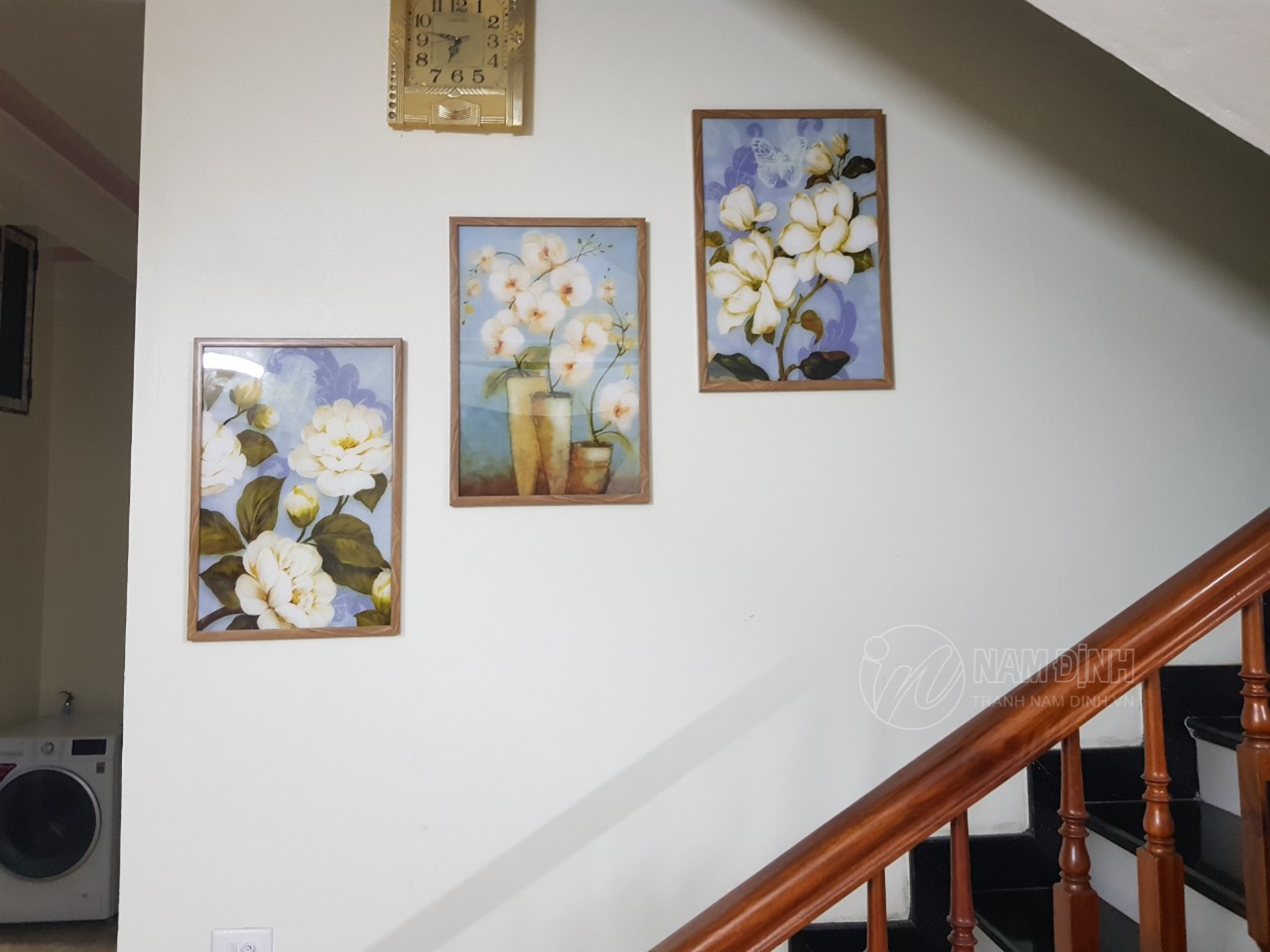 Bật mí cách chọn lựa tranh treo cầu thang hợp phong thủy theo tuổi