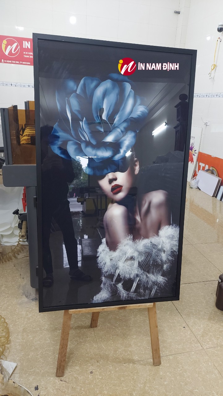 Giải mã ý nghĩa ngày 8-3 với bức tranh chân dung cô gái và hoa hồng xanh gửi lời yêu trọn vẹn