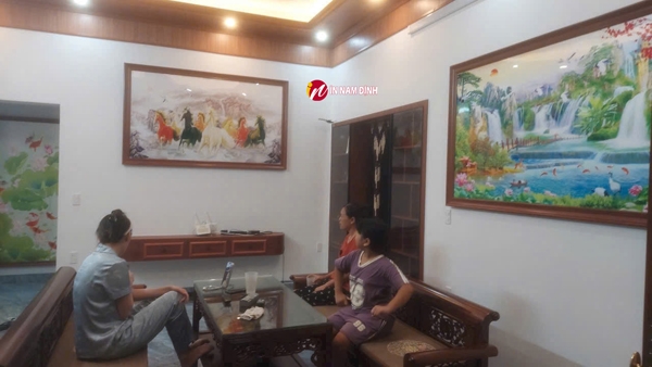 Những mẫu tranh treo tường phòng khách mang ý nghĩa tài lộc, may mắn, và thành công