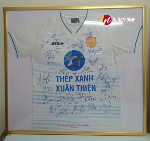 Niềm đam mê nghệ thuật thể thao nhận đóng khung treo áo kỷ niệm bóng đá chất lượng uy tín