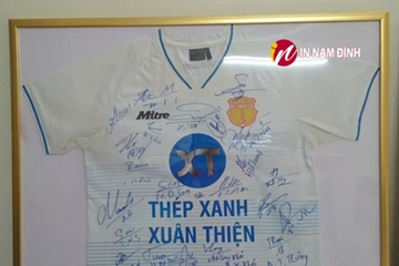Niềm đam mê nghệ thuật thể thao nhận đóng khung treo áo kỷ niệm bóng đá chất lượng uy tín