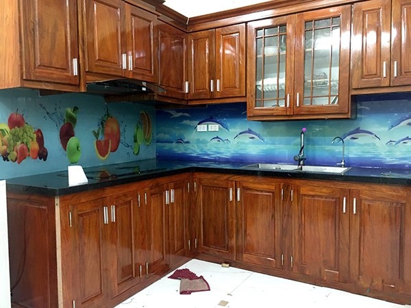 Sức hút, tranh kính ốp bếp trang trí kiến tạo không gian cát tường