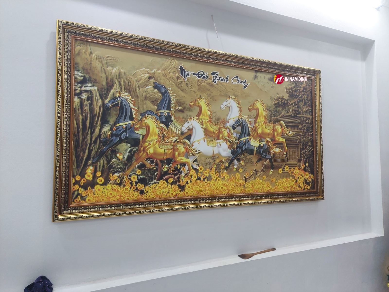 Tìm hiểu phòng khách nên treo tranh gì? Hút tài lộc, vượng khí