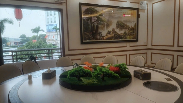 Tô Điểm Không Gian Sống Phòng Khách Ý Nghĩa Với Tranh Thủy Mặc Và Tranh Mã Đáo Thành Công