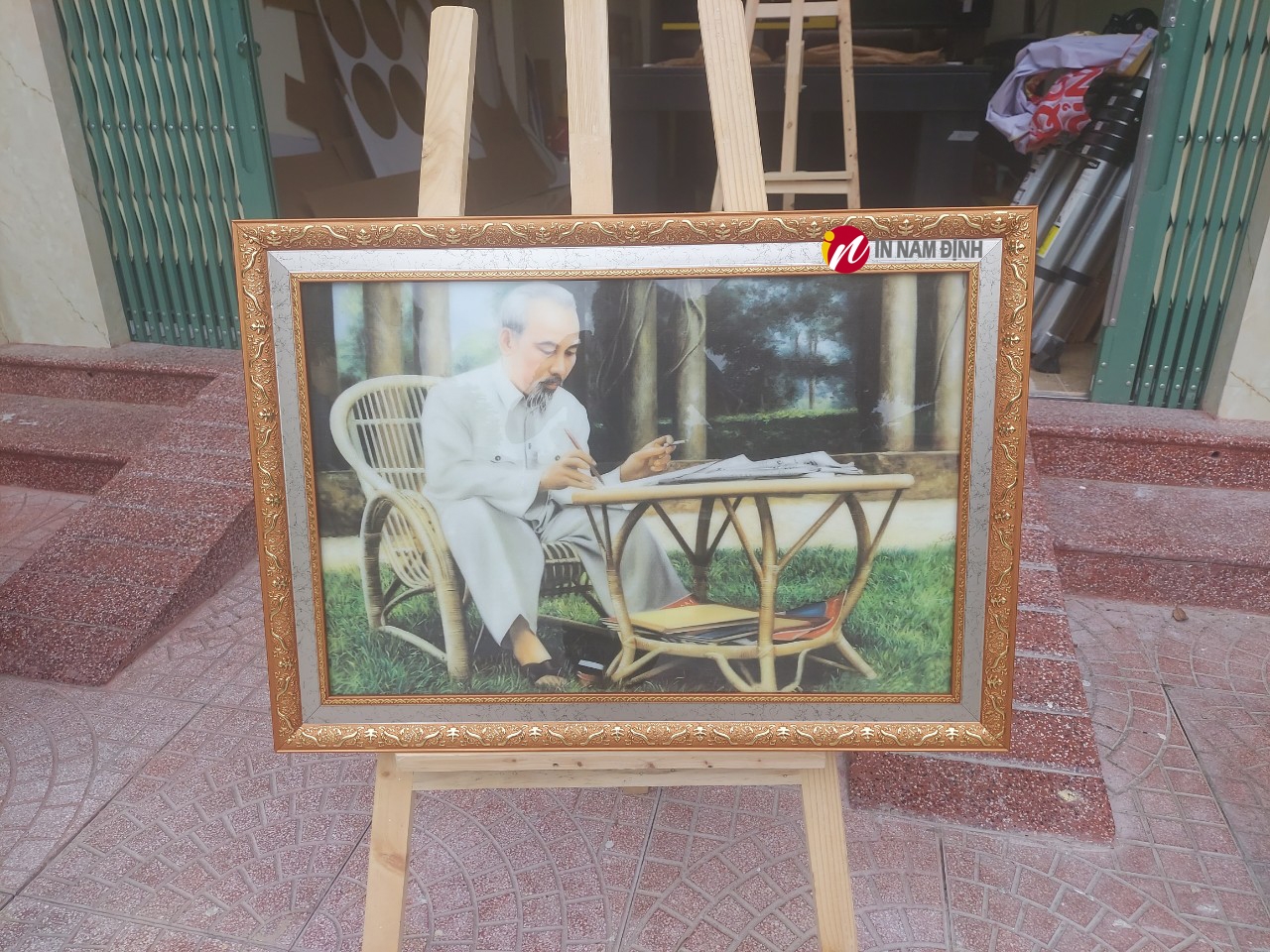 Tranh Bác Hồ treo tường trang trí trang trọng với nhiều ý nghĩa