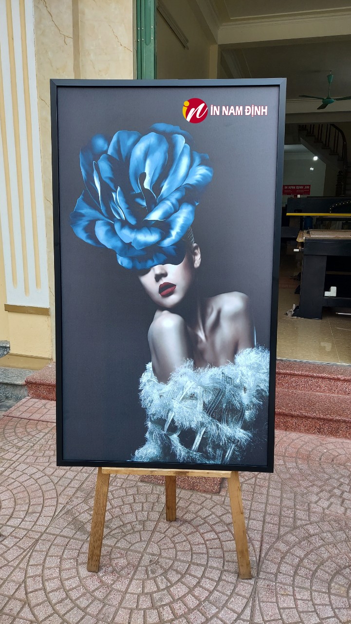 Tranh chân dung cô gái và hoa hồng xanh thông điệp gửi nàng 8-3 ý nghĩa tình yêu trọn đời