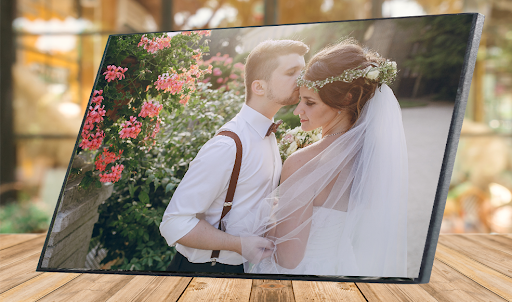 Khung ảnh cưới hay còn gọi là khung ảnh cưới là vật dụng chứa đựng 1 tấm ảnh cưới, giúp bảo vệ tấm ảnh khỏi những yếu tố tác động bên ngoài, có thể làm ảnh hưởng đến chất lượng của ảnh. 